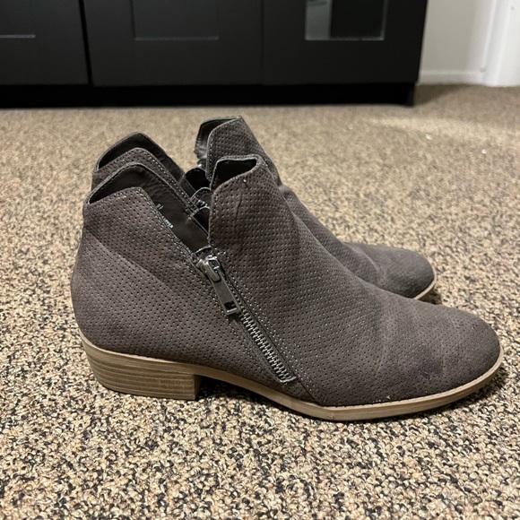 Universal Thread Booties - Picture 2 of 3